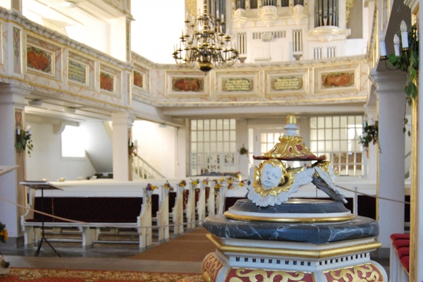 Innenansicht und Taufbecken